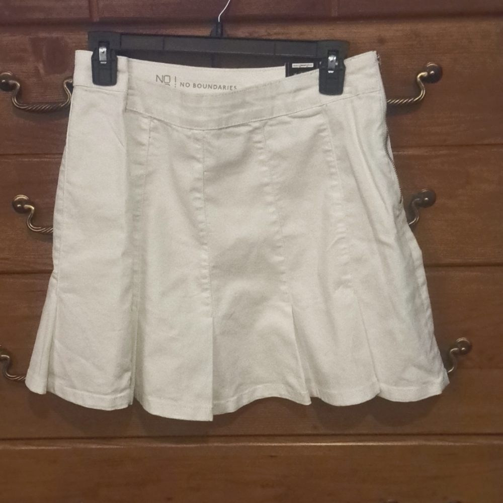 Pleated skirt in white. Should come right above the knee. Nwt.